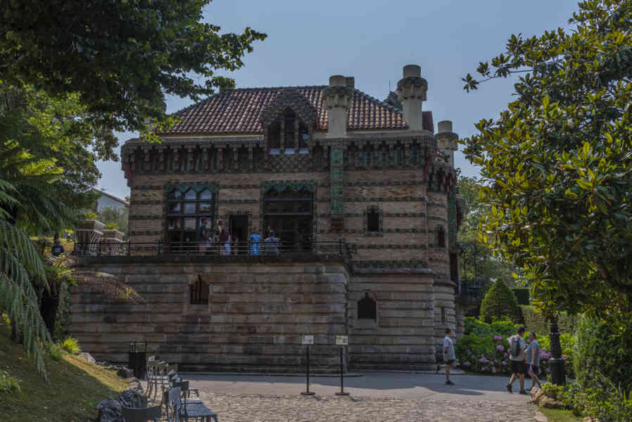 Cantabria 005 - Comillas - Villa Quijano o el Capricho de Gaudí.jpg